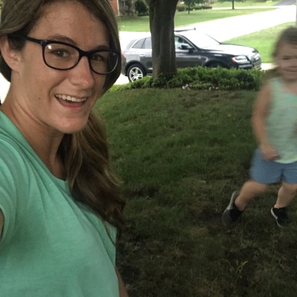 Meet your Posher, Caitlin - Picture 4 of 5